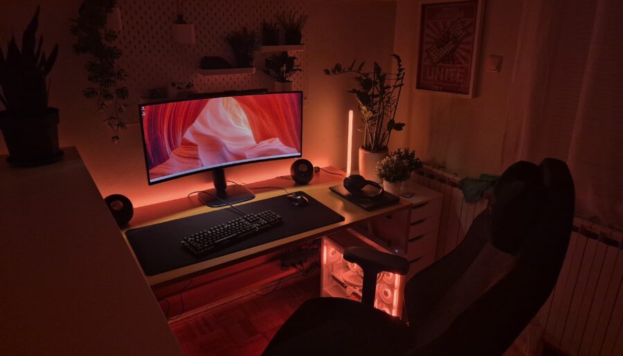 My cat pissed on and destroyed my not-so-old 27” monitor so I decided to replace it with an ultrawide. Also upgraded my 2019 PC to a newer one.