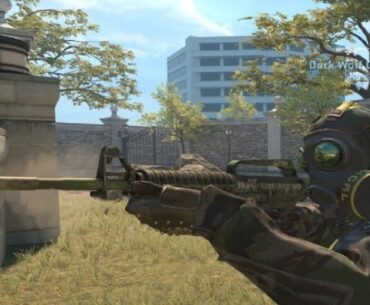 My friend wanted Emerald Hydra Gloves - When he use them with B Squadron Leader his fingers are like this. Is it supposed to be like that?