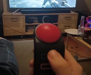 Playing CS2 Premier with 5 people on 4 buzz controllers and 1 mouse