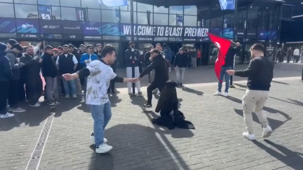 Aurora fans bringing the vibes to Rotterdam