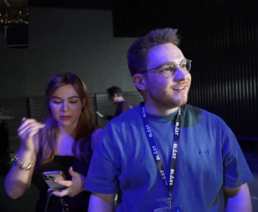 ohnePixel trying (and failing) to get ZywOo's attention at BLAST Rotterdam