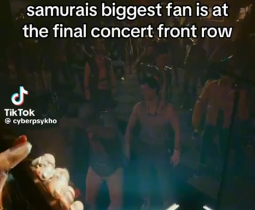 I wonder if that weird guy whose house we robbed in that one gig was at the samurai reunion concert? Cuz I know that old samurai vendor was there