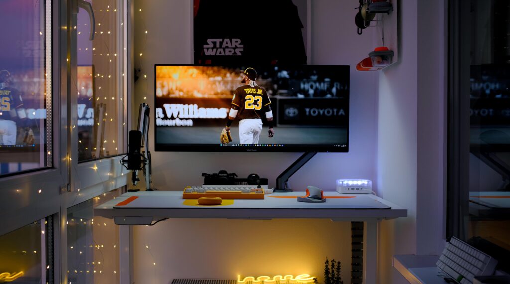 🧡🤍🖤evening on the loggia