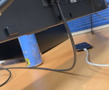 Is the GPU getting power from a DisplayPort to HDMI cable?