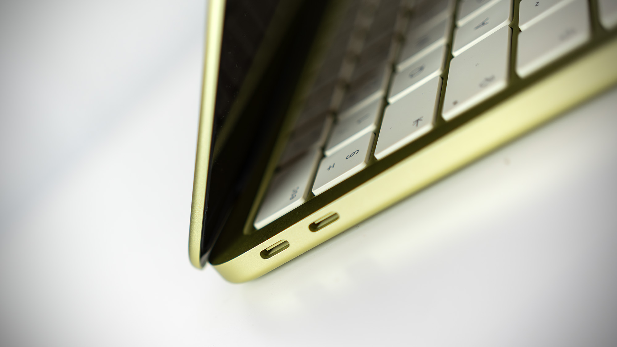 Apple MacBook Neo in Citrus colour.