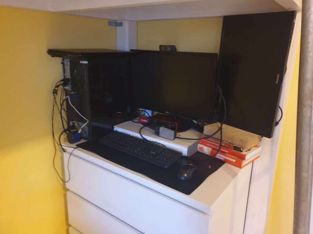 My crappy battlestation from 4 years ago