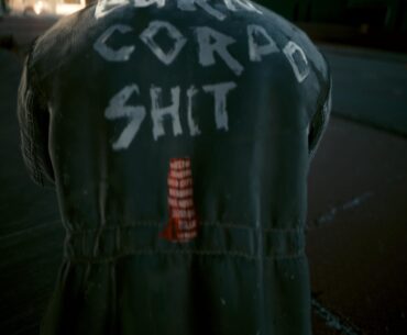 Whats this thing on V's back?