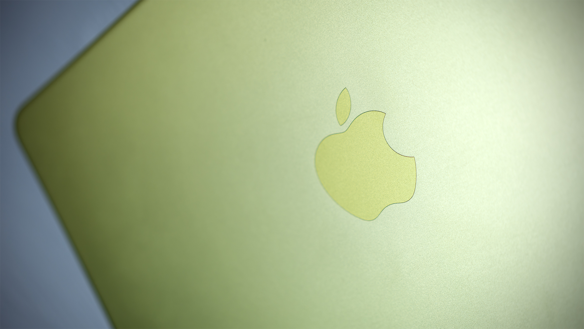 Apple MacBook Neo in Citrus colour.