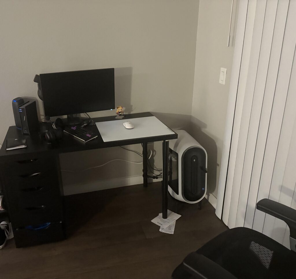 Anyone regret getting the white Secretlab Magnus desk?