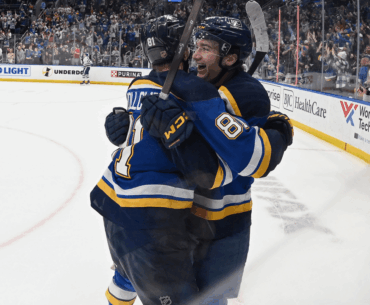 Holloway wins it with 3 seconds left in OT, Blues top Sharks