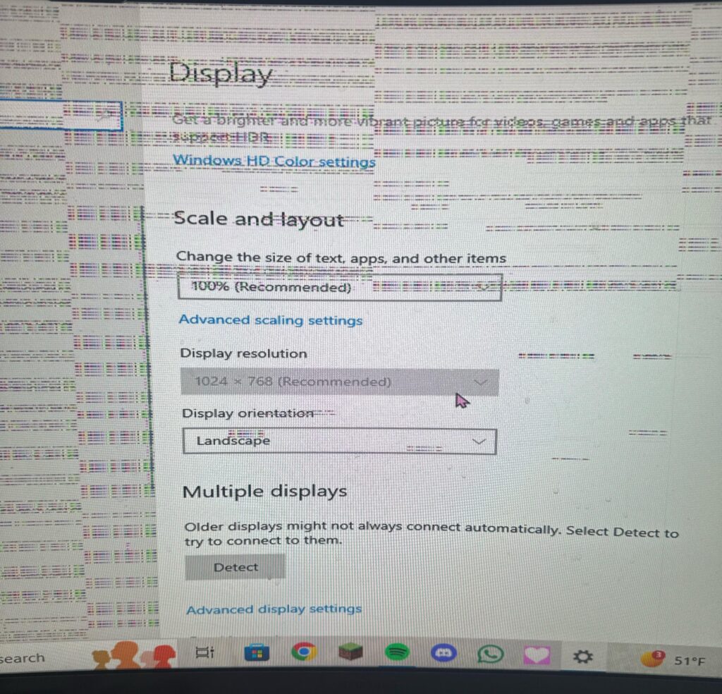 My girlfriends pc resolution is locked to 1024 x 767