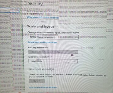 My girlfriends pc resolution is locked to 1024 x 767