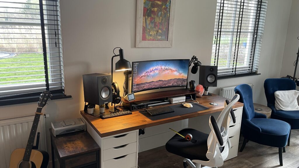 I am going to move out soon, so I decided to post my setup for good measure