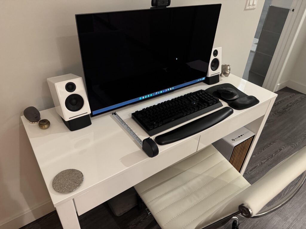 Too close to 32″ monitor & solutions Too close to 32" monitor & solutions