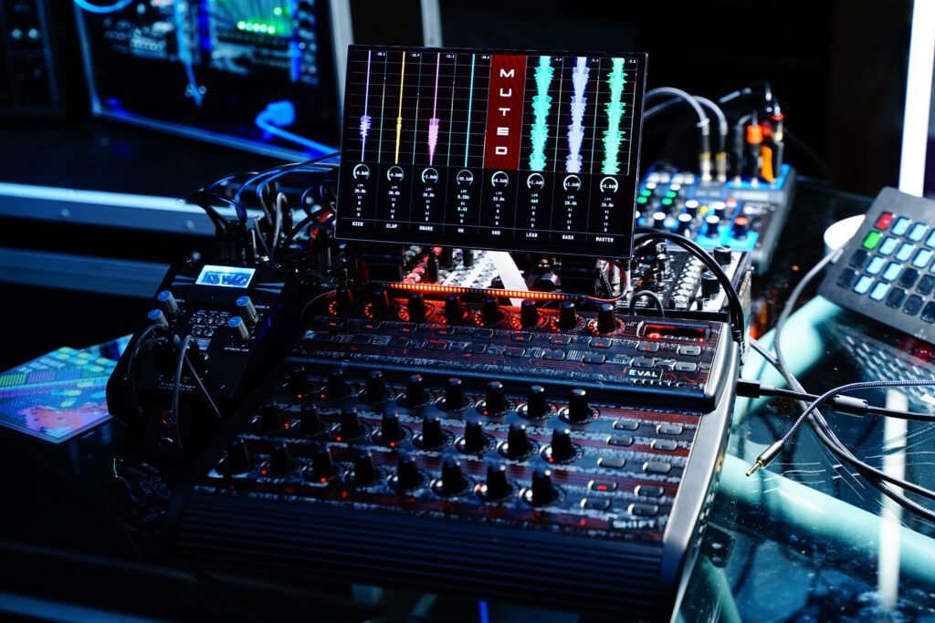 I made a custom DAW and controller for my synth