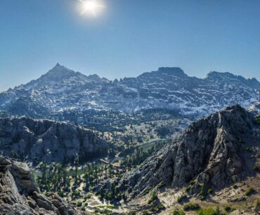 [OC] Crimson Desert: Sometimes I take time off from killing enemies and questing, and just stare at the mountains for a few minutes, admiring the landscape (The Sage's Peak) | [8708x4520]