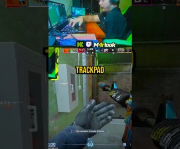 he plays CS2 with ONE HAND😮