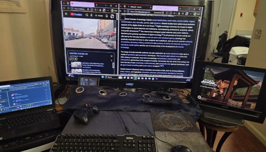 3 screens low budget battle station.