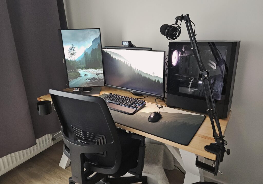 Finally satisfied with my clean minimal desk setup