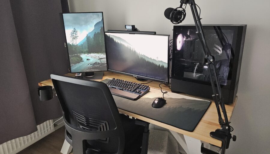 Finally satisfied with my clean minimal desk setup