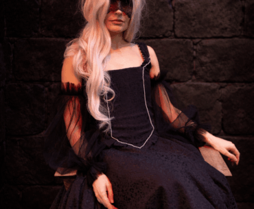 Female Despotic Tyrant from the Dominion of Darkness game cosplay