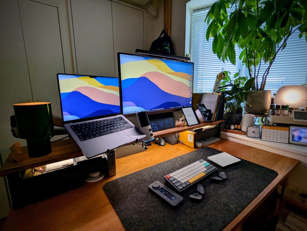 Pi 5 bar display under the BenQ — “Geek but Warm” desk refresh