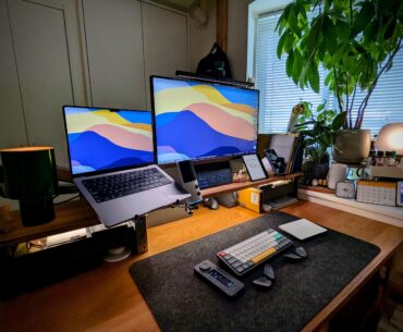 Pi 5 bar display under the BenQ — “Geek but Warm” desk refresh