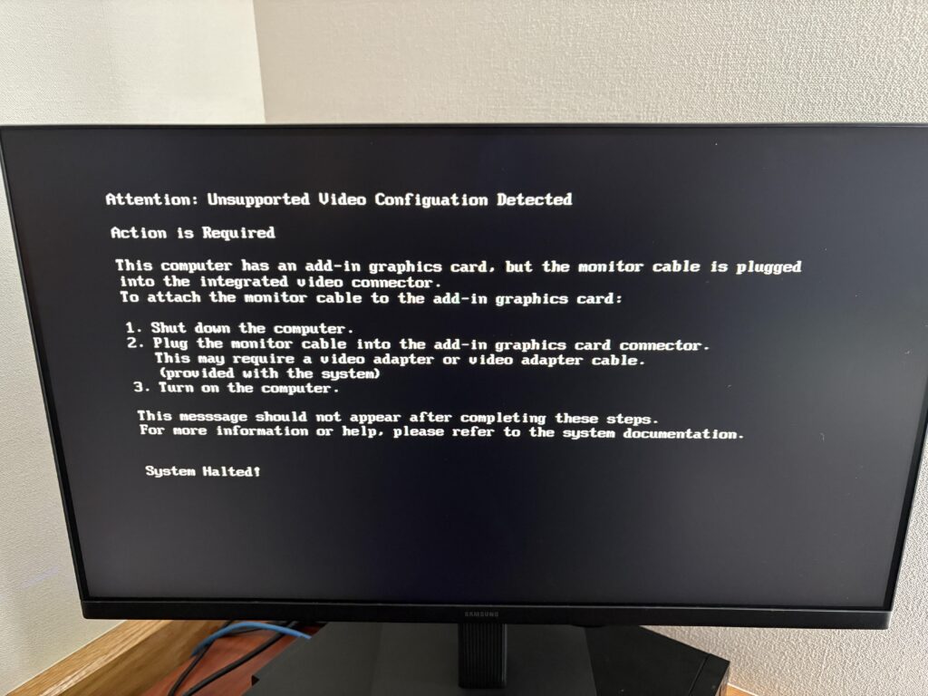 15 year old computer telling you that you plugged your monitor into the wrong port
