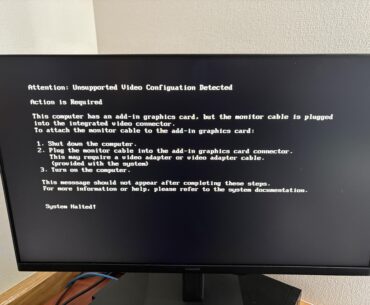15 year old computer telling you that you plugged your monitor into the wrong port