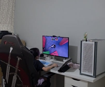 When your daughter slowly taking over your setup