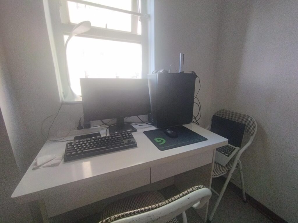 Just realized my desk contain just black and white (igrone the G)