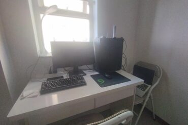 Just realized my desk contain just black and white (igrone the G)