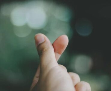 ‘Think twice before posing with hand signs’: Experts warn of fingerprint theft