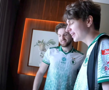 Kyosuke & NiKo reviewing strats and having a great time