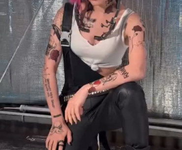 Adelelave absolutely nailed this Cyberpunk cosplay