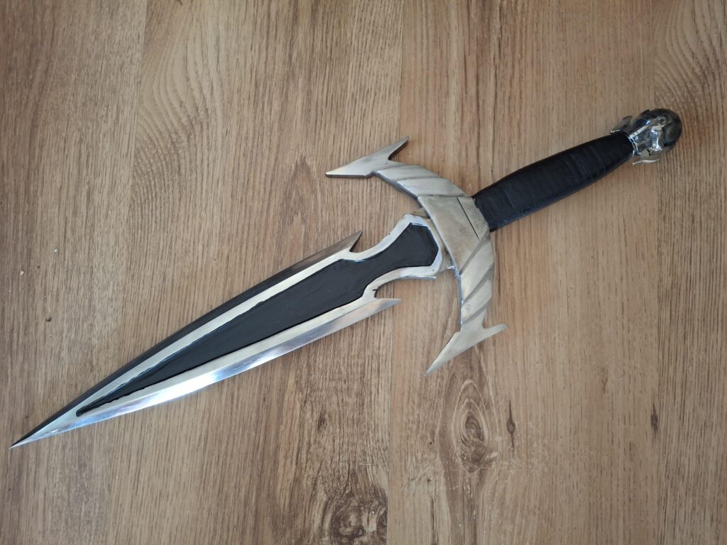 I made Mehrunes Razor from Skyrim (1045 Steel and Leather)