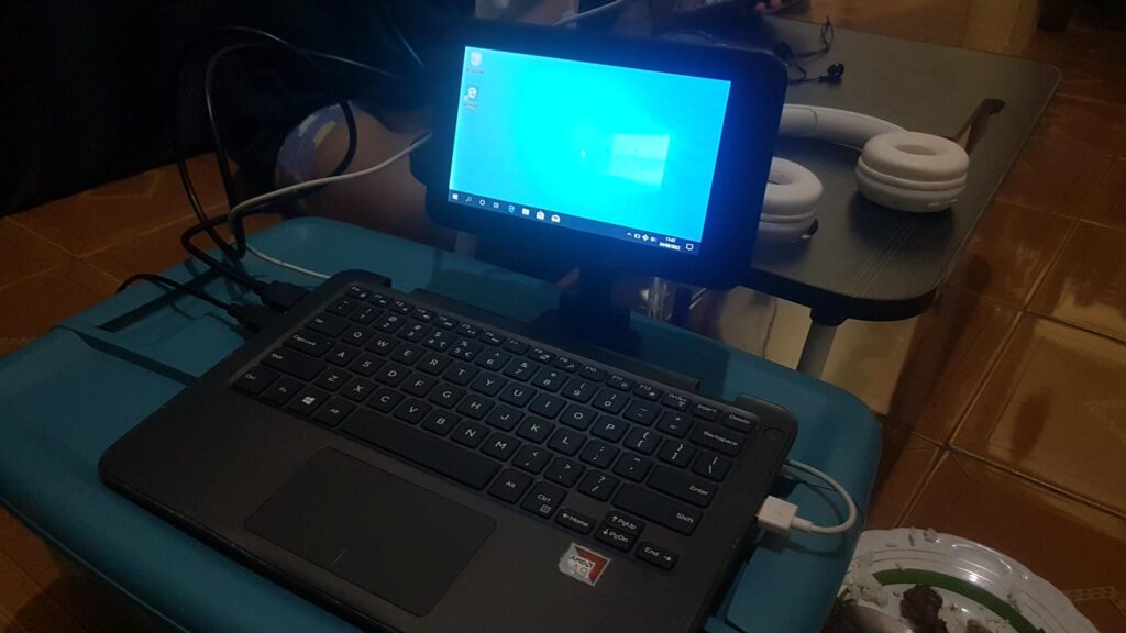 dell inspiron 11 3180 (well half of it) my actual setup 4 years ago