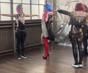 Cosplayers Recreate Iconic Pose
