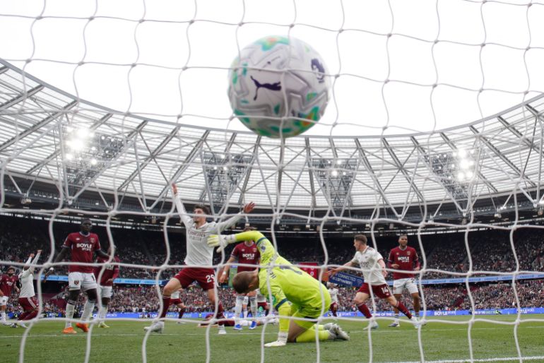 Soccer Football - Premier League - West Ham United v Arsenal - London Stadium, London, Britain - May 10, 2026 Arsenal's Leandro Trossard scores their first goal Action Images via Reuters/Andrew Couldridge EDITORIAL USE ONLY. NO USE WITH UNAUTHORIZED AUDIO, VIDEO, DATA, FIXTURE LISTS, CLUB/LEAGUE LOGOS OR 'LIVE' SERVICES. ONLINE IN-MATCH USE LIMITED TO 120 IMAGES, NO VIDEO EMULATION. NO USE IN BETTING, GAMES OR SINGLE CLUB/LEAGUE/PLAYER PUBLICATIONS. PLEASE CONTACT YOUR ACCOUNT REPRESENTATIVE FOR FURTHER DETAILS..