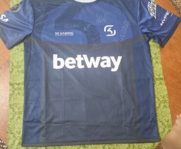 Original SK Gaming 2017 jersey signed by the legendary Brazilian lineup — FalleN, coldzera, fer, TACO and fnx