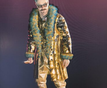 I like to call this look “money cannot buy class”