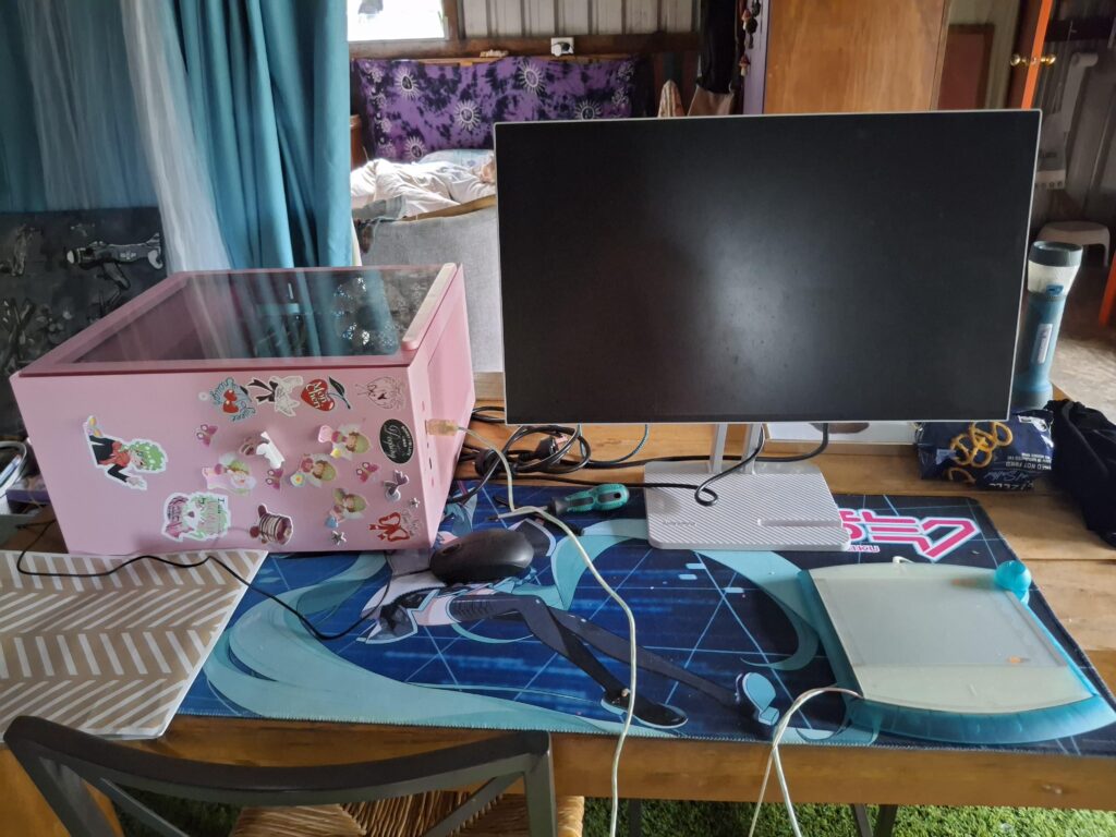 It works? Does it not? Dont ask why my computer is upside down that doesnt matter (this is permanent i am not changing this i also live in a literal shed)