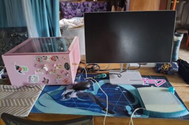 It works? Does it not? Dont ask why my computer is upside down that doesnt matter (this is permanent i am not changing this i also live in a literal shed)