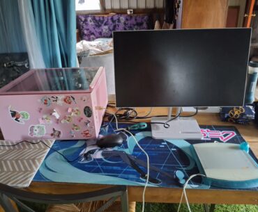 It works? Does it not? Dont ask why my computer is upside down that doesnt matter (this is permanent i am not changing this i also live in a literal shed)