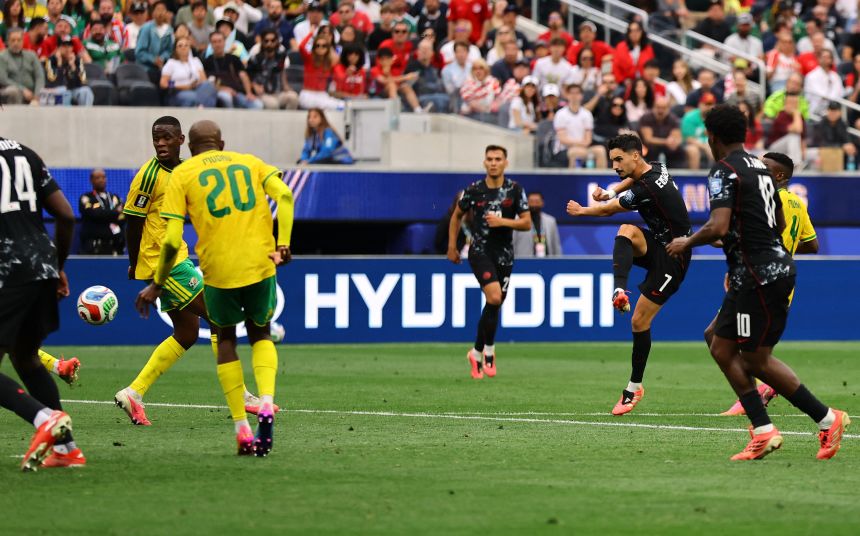 Stephen Eustáquio scores the only goal of the match.