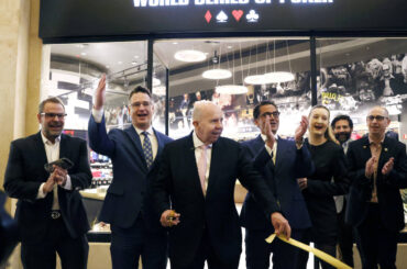 Las Vegas legend Jack Binion, center, participates in a ribbon-cutting ceremony for the World S ...