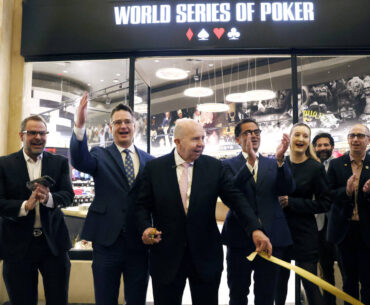 Las Vegas legend Jack Binion, center, participates in a ribbon-cutting ceremony for the World S ...