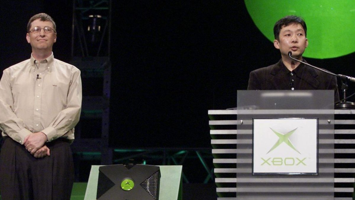 Tetsu Kayama speaking and Bill Gates listening at Tokyo Game Show Spring 2001