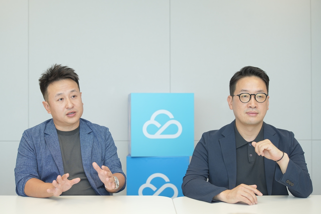 Nucky Fang (left), general manager of Tencent Cloud International, and Heo Jeong-pil, country manager of Tencent Cloud Korea, speak during an interview with The Korea Herald in Seoul on Monday. (Tencent Cloud)