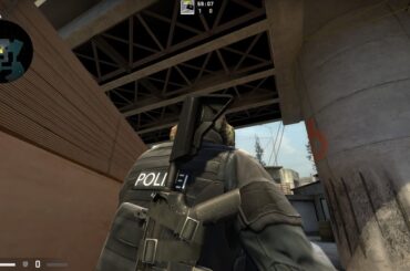 I've just learned that in CS:GO, the weapon on your back is secured with straps, unlike in CS2.